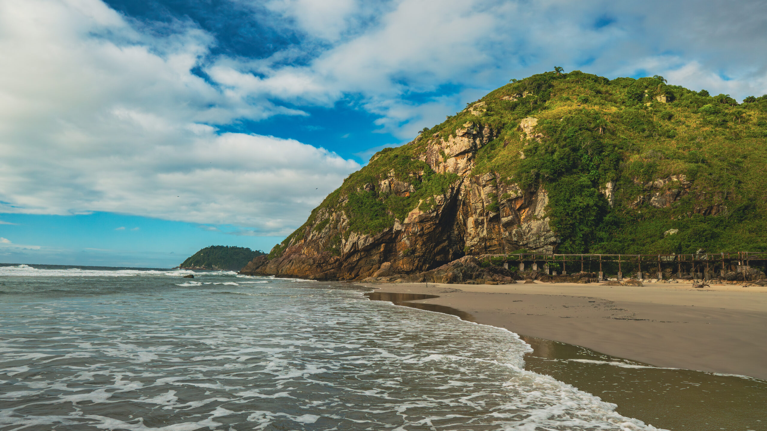 Entre fortalezas, trilhas e praias, descubra a Ilha do Mel