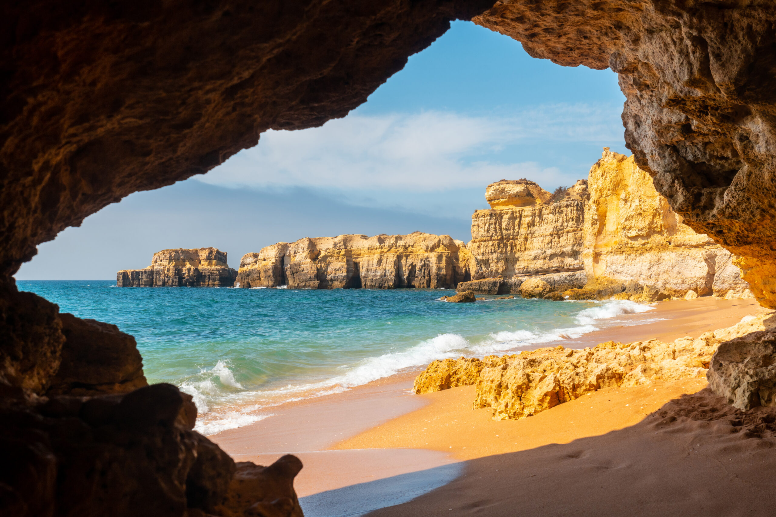 Entre falésias e praias, os encantos do Algarve