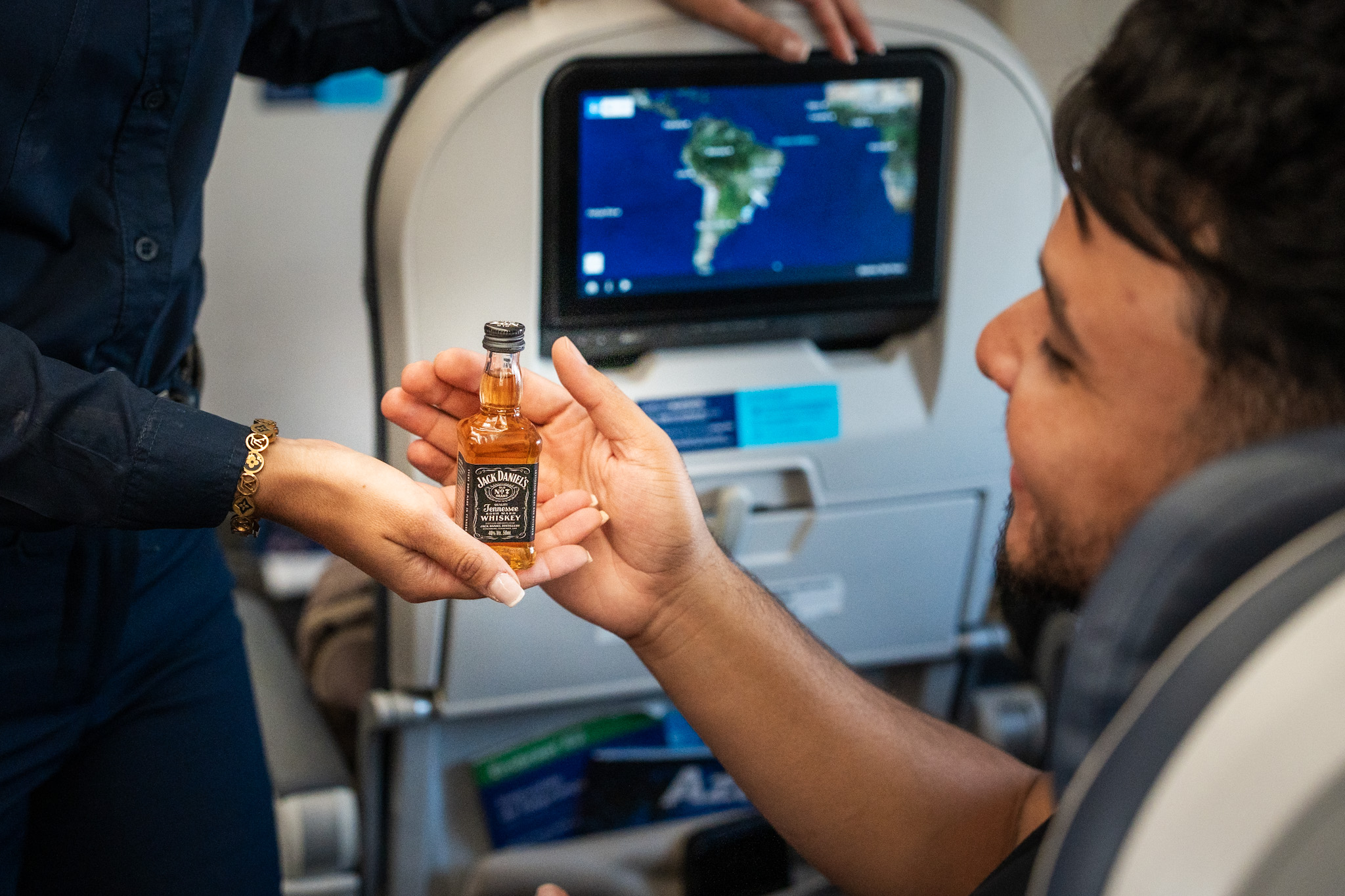 Azul distribui 3,6 mil miniaturas de Jack Daniel’s em voos entre São Paulo e Rio