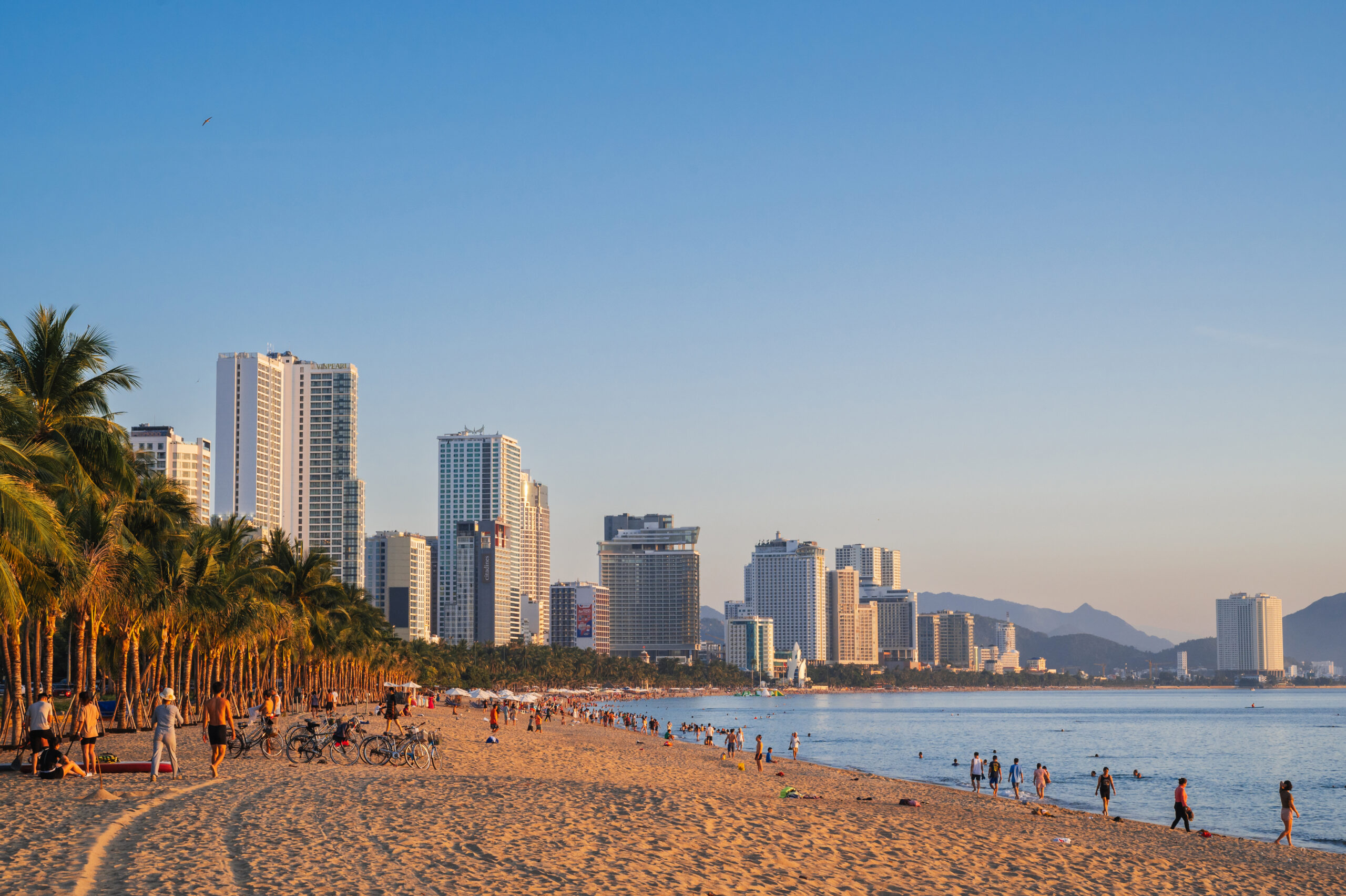 Vitória no verão: praias urbanas e a moqueca capixaba